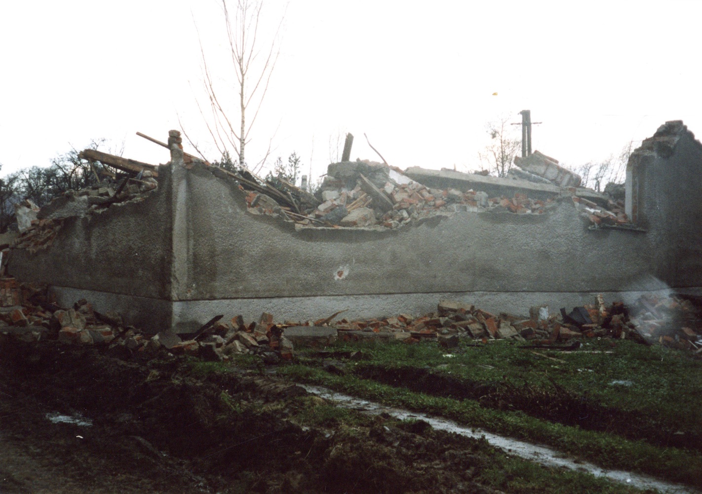Pozůstatky domu čp. 327 na snímku z 19.11.2004 (Sbírka Józefa Chmiela)