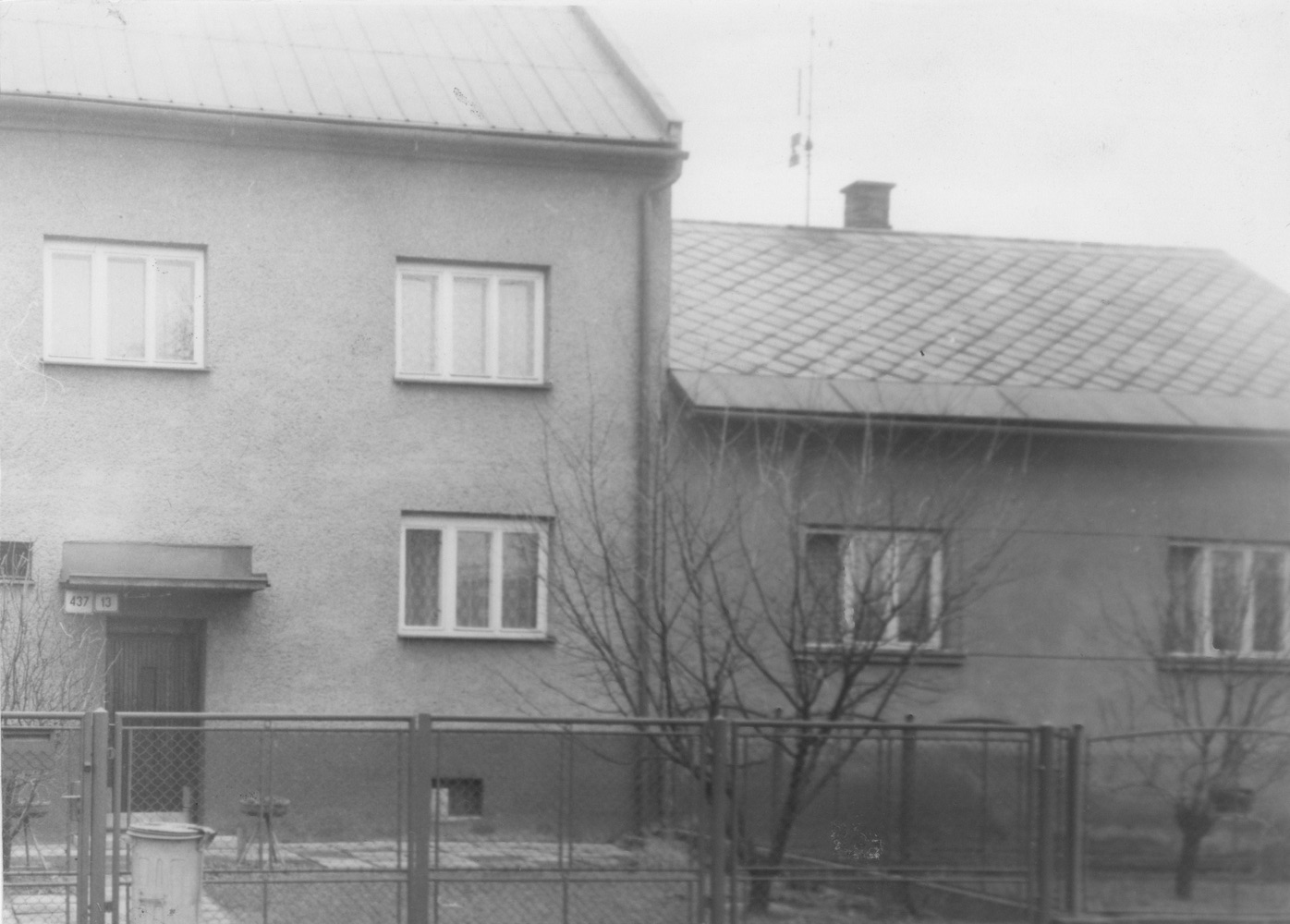 Domy čp. 437 a čp. 328 na snímku z 26.12.1988 (Sbírka Józefa Chmiela)