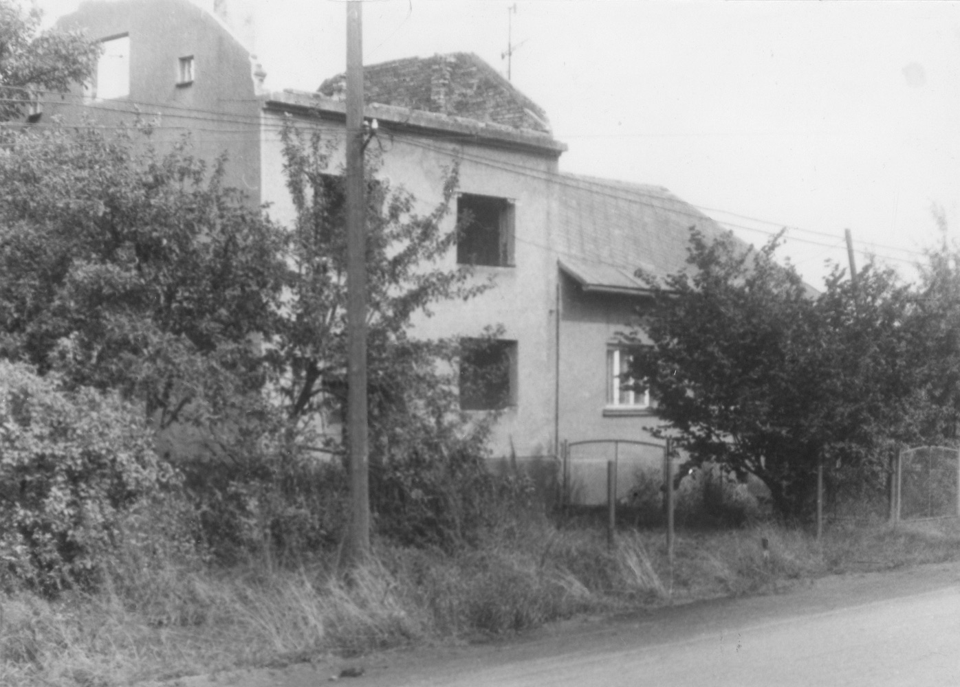 Pozůstatky domů čp. 437 a čp. 328 na snímku z 10.8.1990 (Sbírka Józefa Chmiela)