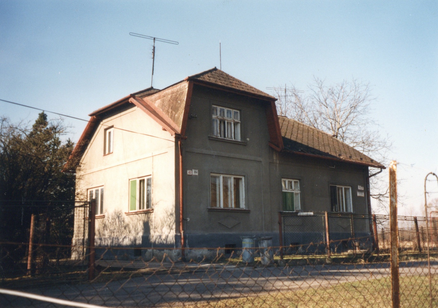 Dům čp. 332, 384 na snímku z 13.2.2000 (Sbírka Józefa Chmiela)