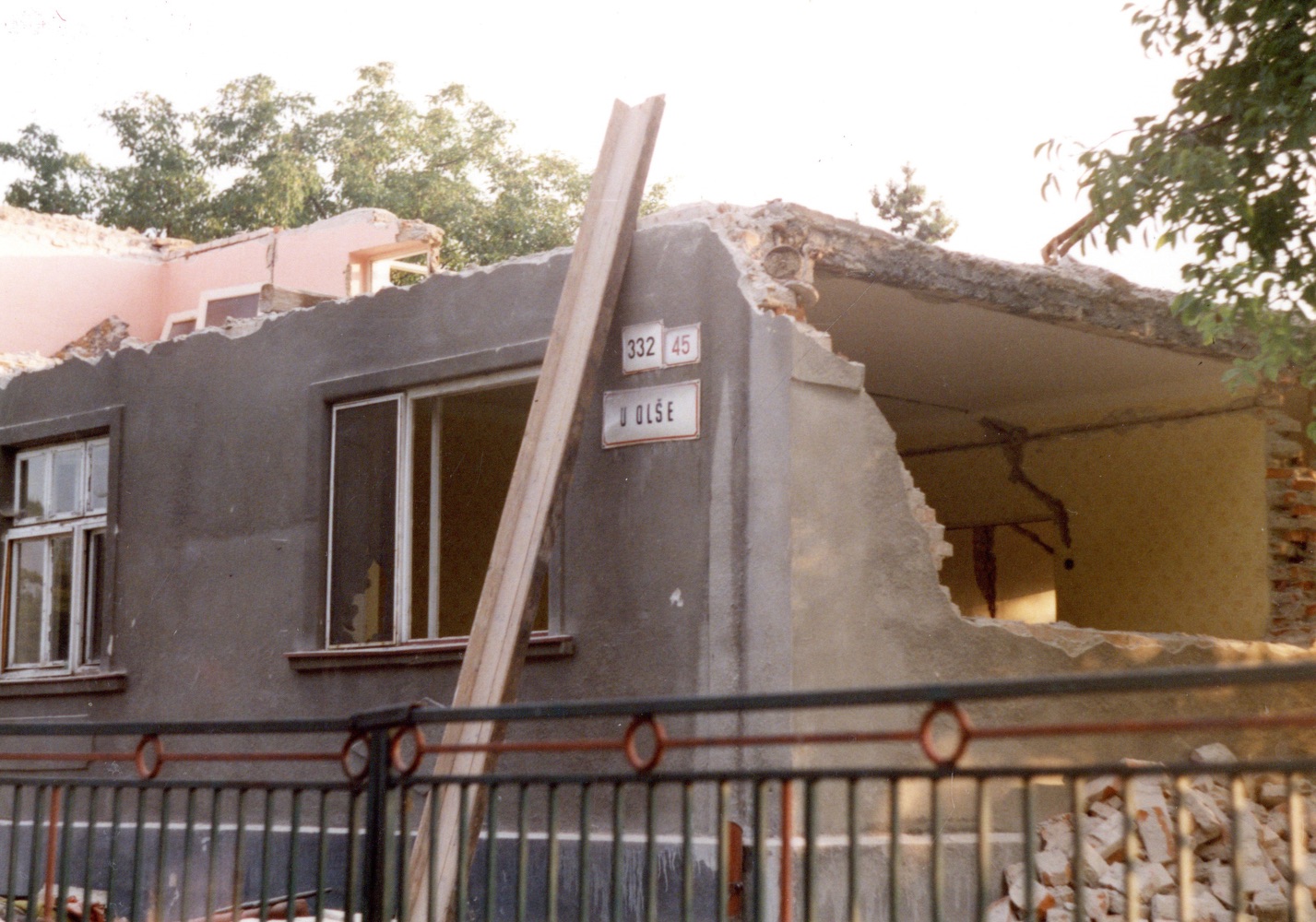 Demolice domu čp. 332 na snímku z 28.8.2000 (Sbírka Józefa Chmiela)