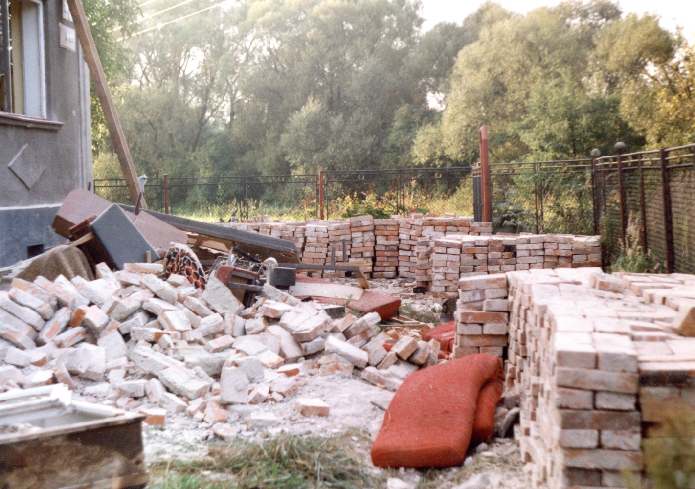 Záběr z demolice domu čp. 332, 384 na snímku z 28.8.2000 (Sbírka Józefa Chmiela)