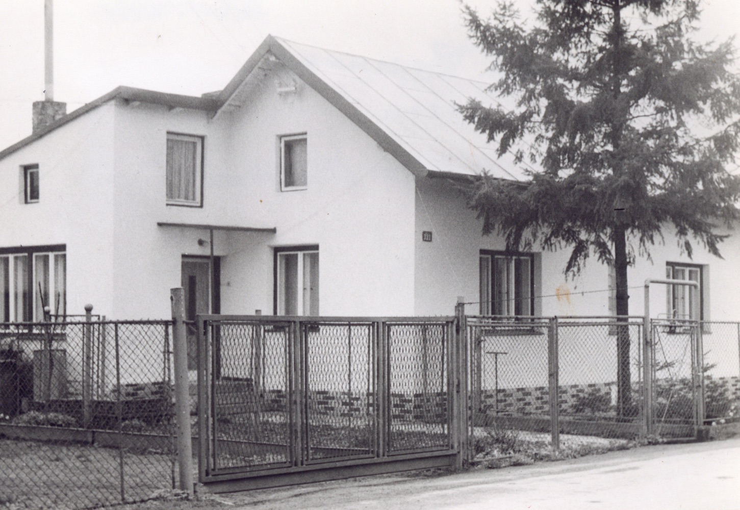 Dům čp. 333 v Lipinách na snímku z 17.4.1994 (Sbírka Józefa Chmiela)