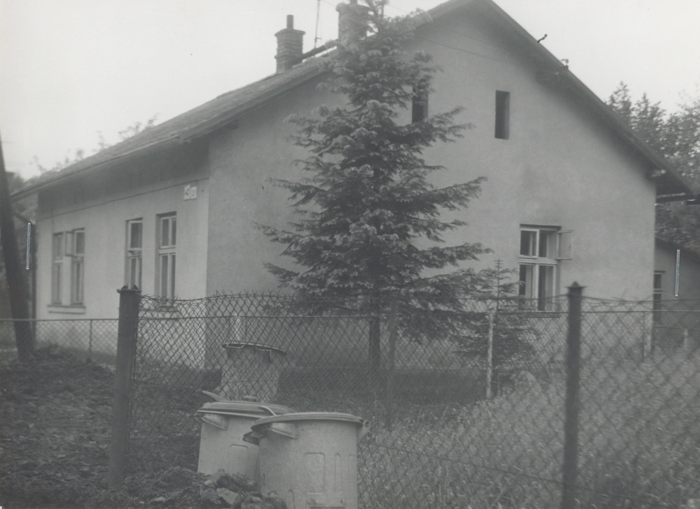 Dům čp. 342 na snímku z roku 1988. Demolován byl 13.4.1989 (posl. obyvatelé: Rudolf a Anna Nastulczykovi)