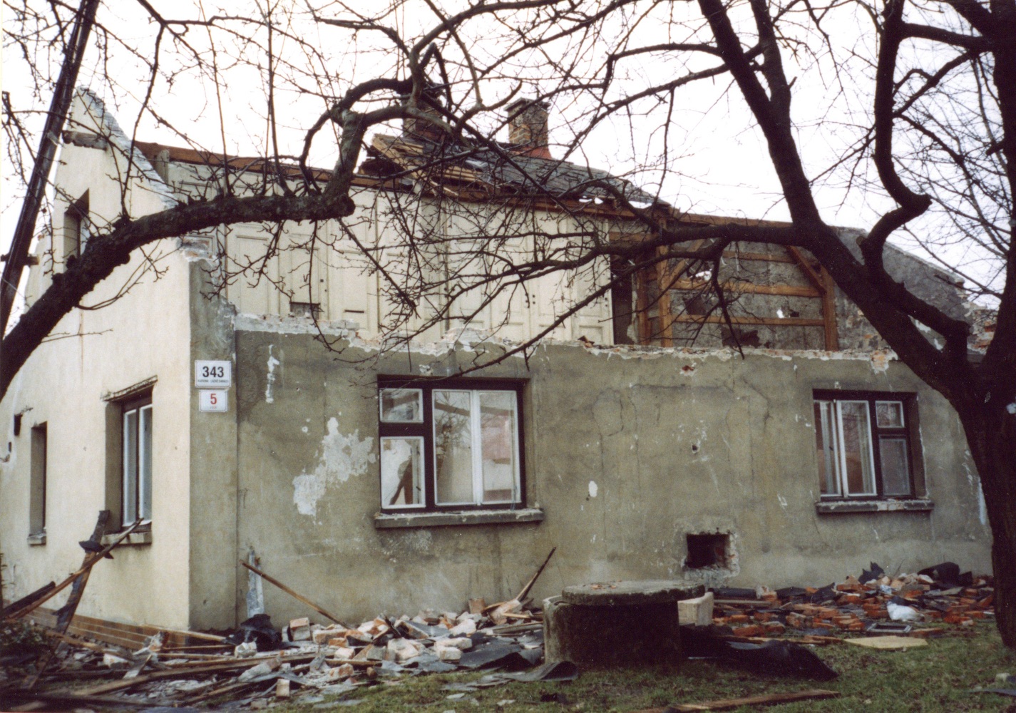 Pozůstatky domu čp. 343 na snímku z 21.1.2007 (Sbírka Józefa Chmiela)