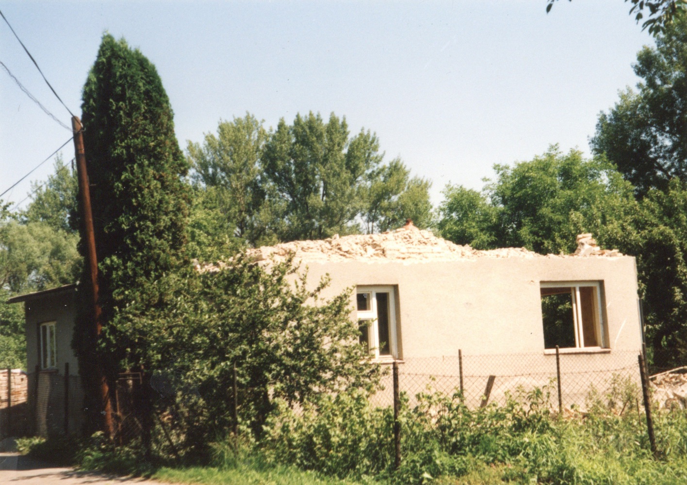 Pozůstatky domu čp. 350 na snímku z 2.6.2000 (Sbírka Józefa Chmiela)
