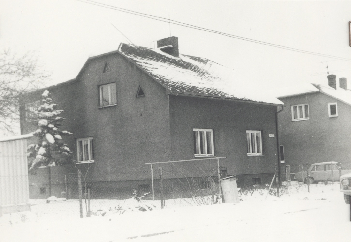 Dům čp. 352 na snímku před závěrečnou demolicí v roce 1989 (posl. obyvatelé: Josef a Zdeňka Owczarzy)