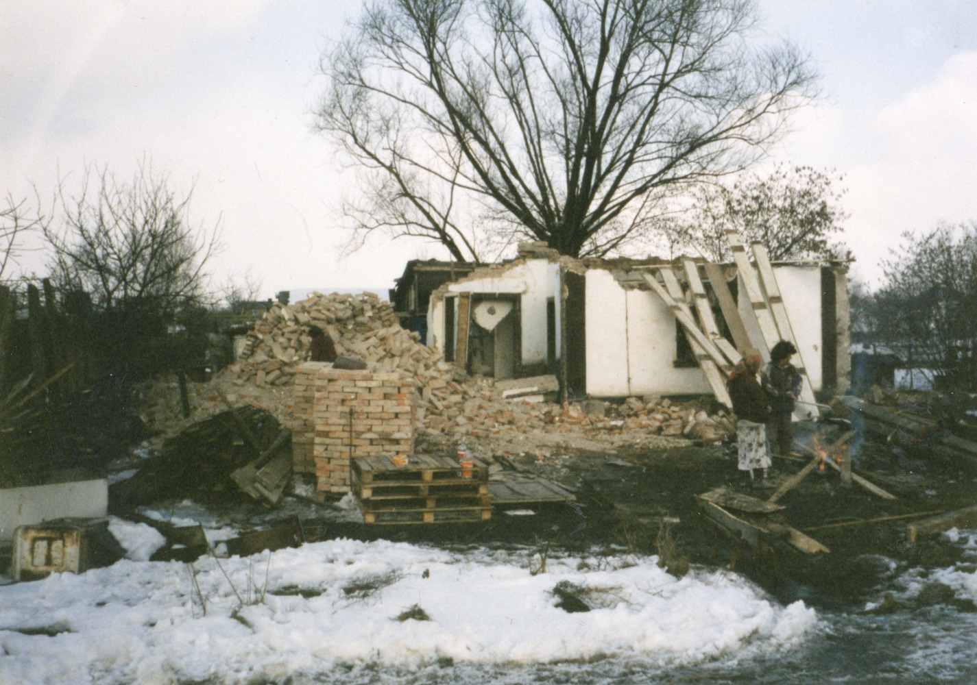Pozůstatky domu čp. 353 na snímku z 27.2.2001 (Sbírka Józefa Chmiela)