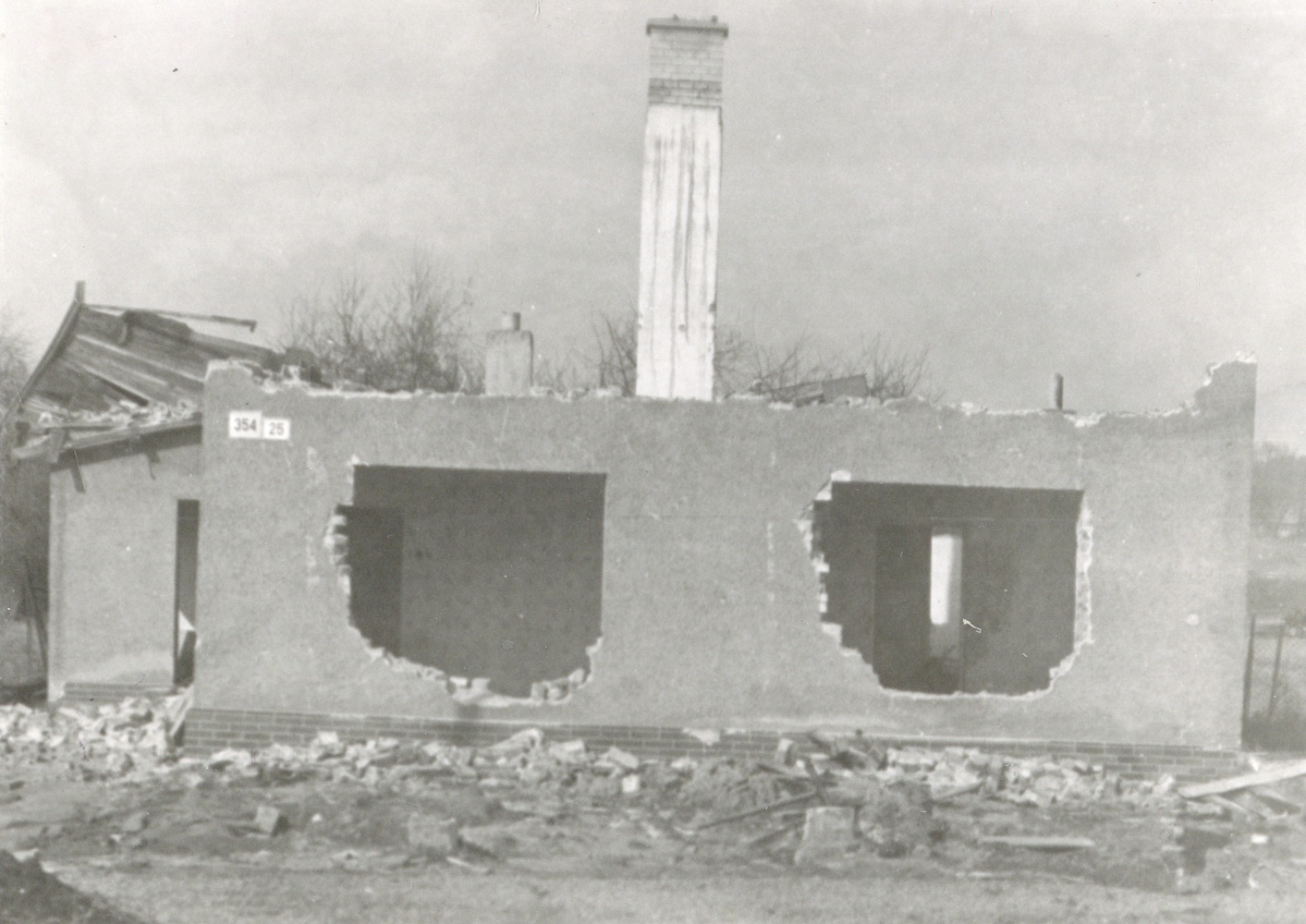 Pozůstatky domu čp. 354 na snímku z 2.3.1990 (Sbírka Józefa Chmiela)