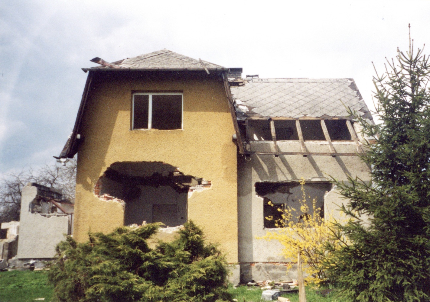 Trosky domu čp. 355 na snímku z 19.4.2004 (Sbírka Józefa Chmiela)