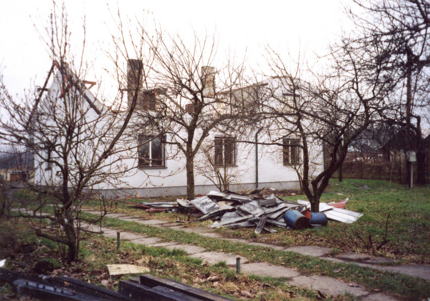 Pozůstatky domu čp. 356 na snímku z 2.12.2002 (Sbírka Józefa Chmiela)