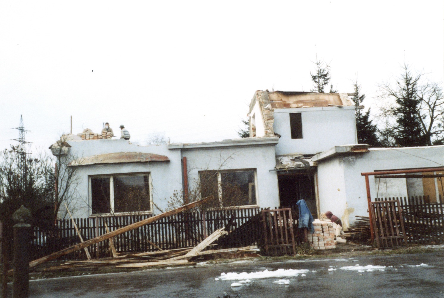 Pozůstatky domu čp. 366 na snímku ze dne 5.12.2001 (Sbírka Józefa Chmiela)