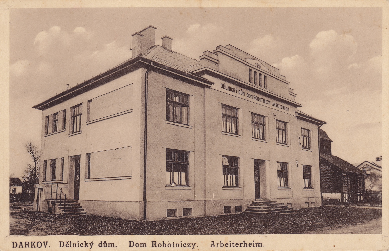 Dělnický dům v Darkově, čp. 367 (postaven 1930). Za ním část původní hasičské zbrojnice.