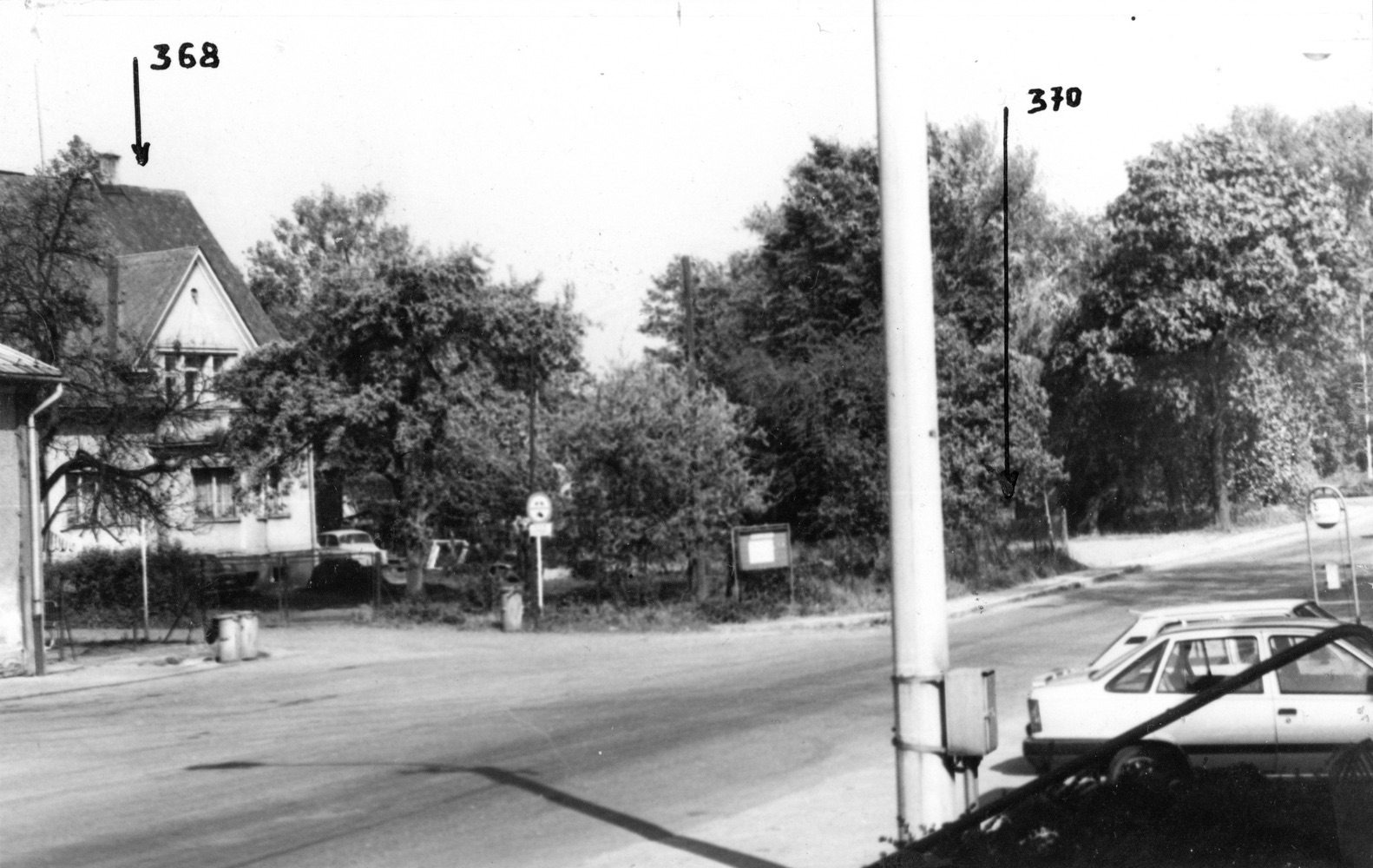 Vlevo dům čp. 368, vpravo ve skrytu stromů dům čp. 370 na snímku z 26.5.1992 (Sbírka Józefa Chmiela)