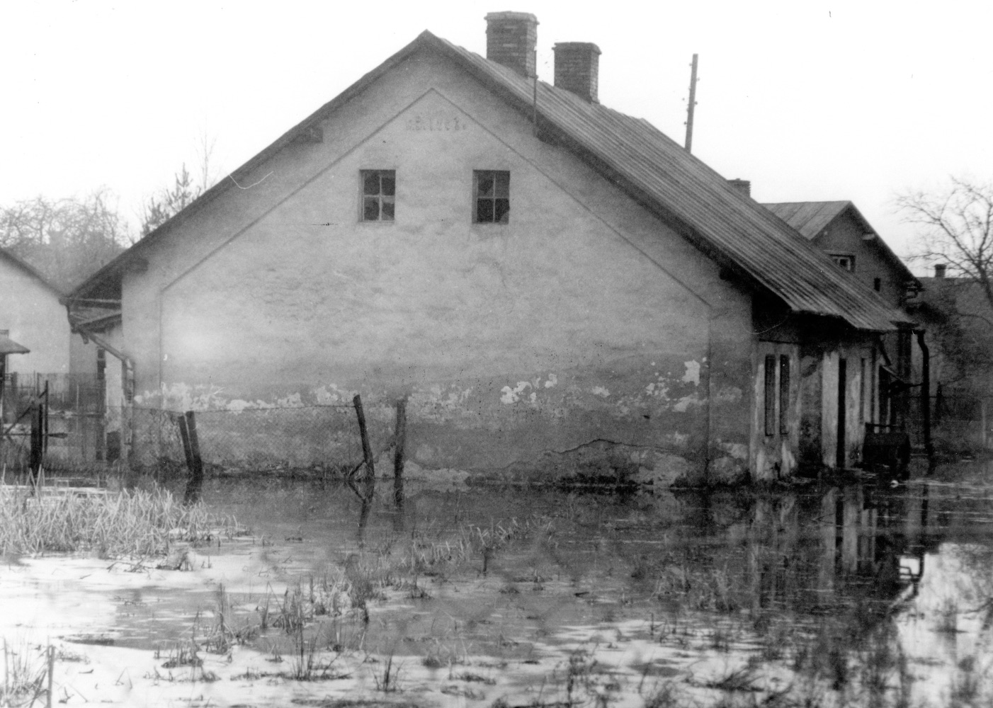 Dům čp. 37 (tzv. Stare mury) na snímku z 26.12.1988 (Sbírka Józefa Chmiela)