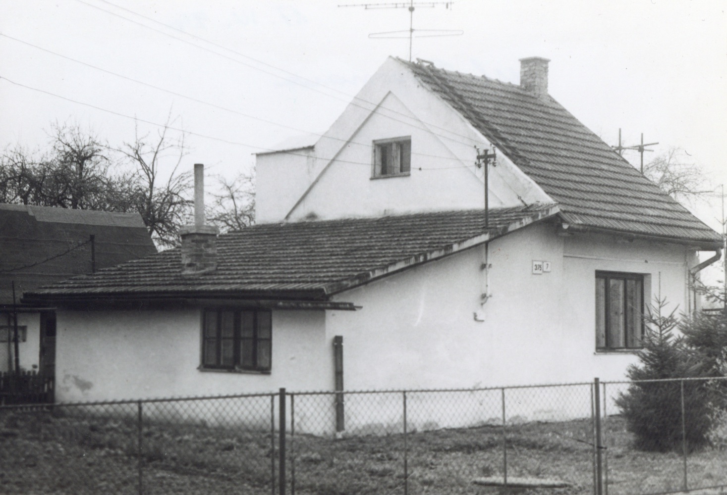 Dům čp. 375 v Lipinách na snímku z 17.4.1994 (Sbírka Józefa Chmiela)