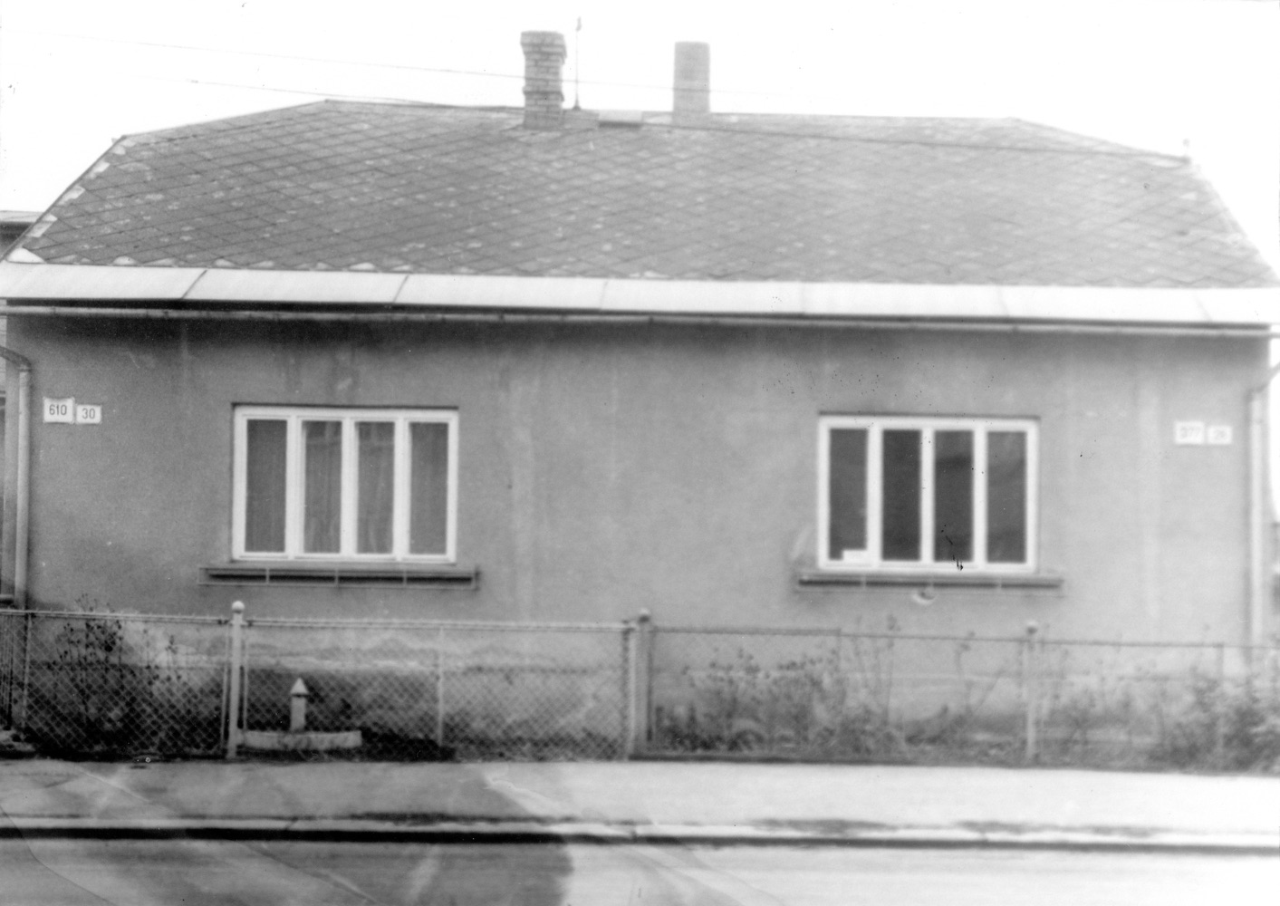 Dům čp. 610 a čp. 377 na snímku z 26.12.1988 (Sbírka Józefa Chmiela)