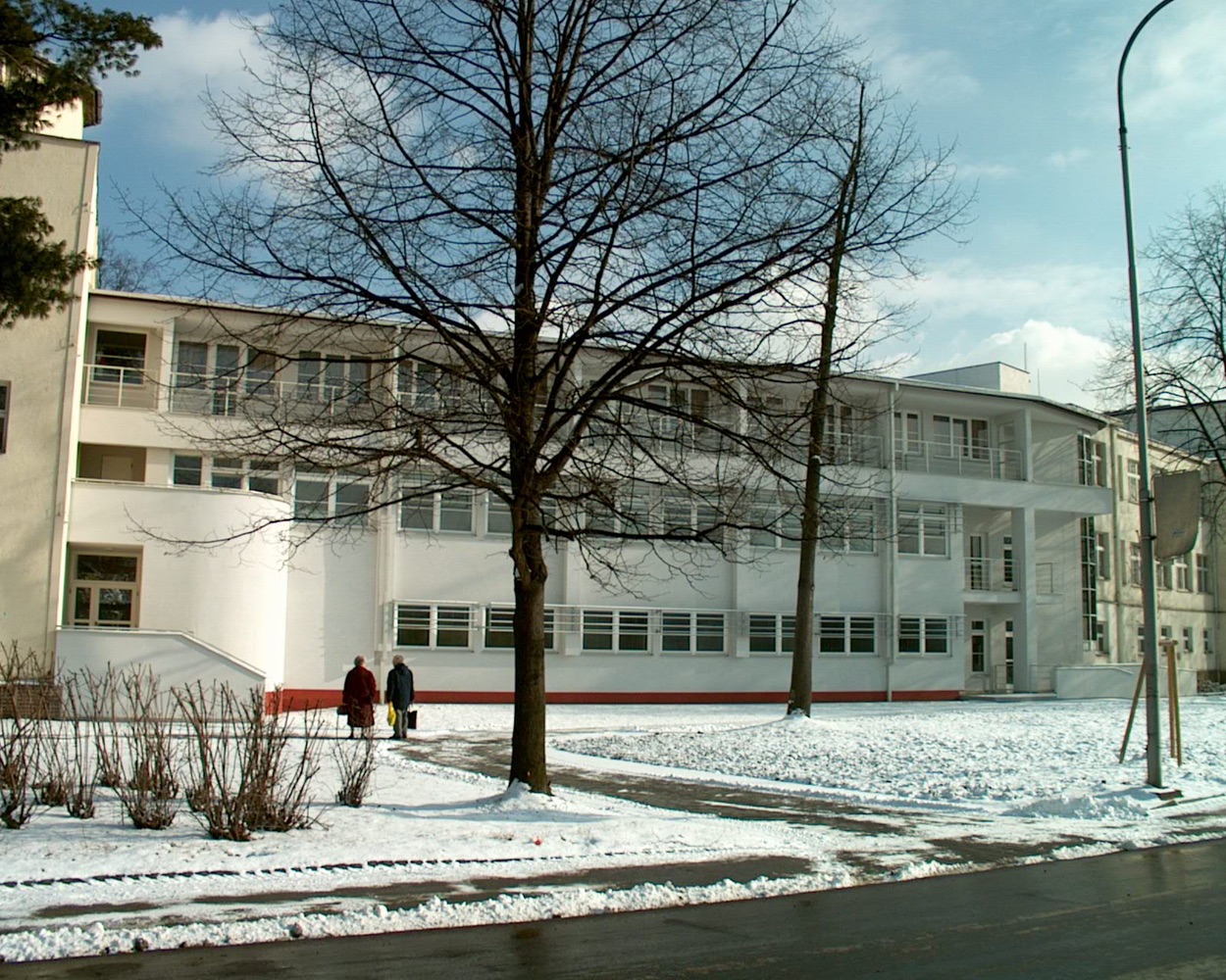 Moderní propojovací část mezi novým sanatoriem (čp. 385) a vilou Vlasta (čp. 339)