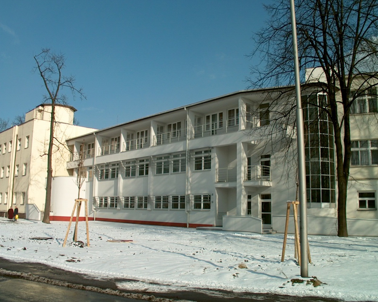 Moderní propojovací část mezi novým sanatoriem (čp. 385) a vilou Vlasta (čp. 339)