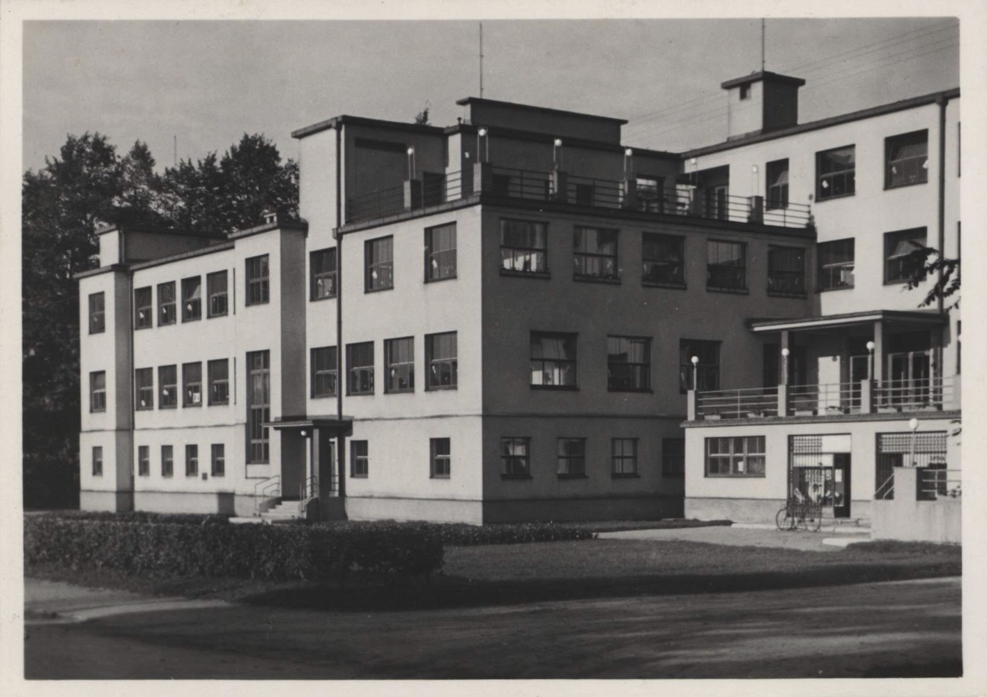 Budova nového sanatoria Lázní Darkov, čp. 385 (Zdroj: fotopolska.eu. Odkaz: KLIK na obrázek...)