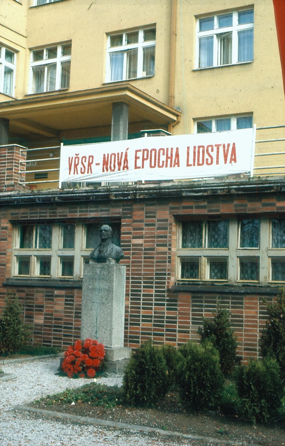 Busta V. I. Lenina před vstupem do nového sanatoria Lázní Darkov, čp. 385