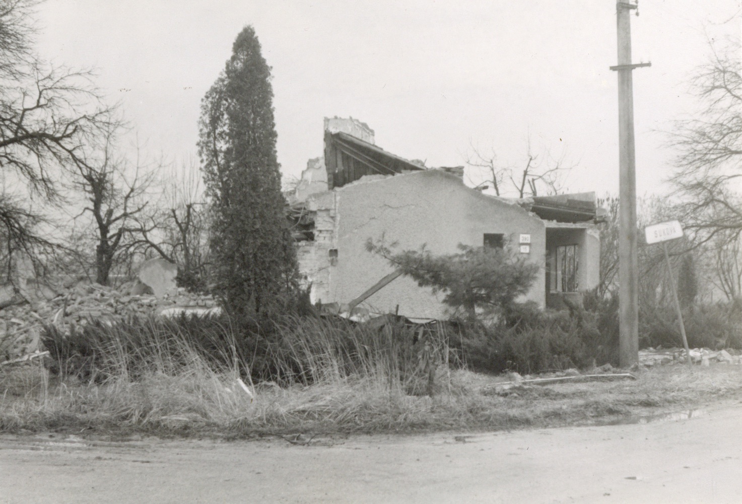 Pozůstatky domu čp. 390 při demolici na snímku z 25.2.1995 (Sbírka Józefa Chmiela)