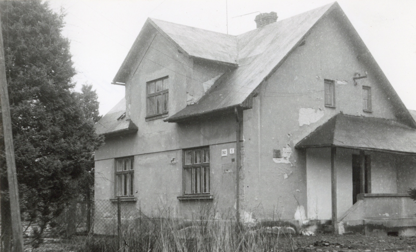 Dům čp. 392 v Lipinách na snímku z 2.8.1984 (Sbírka Józefa Chmiela)