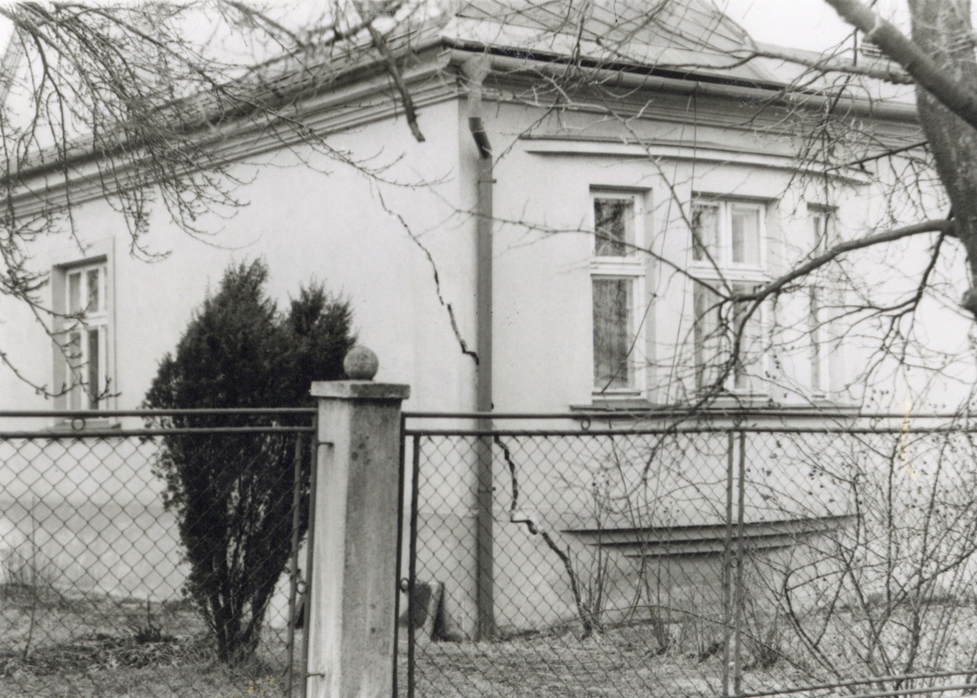 Stav domu čp. 395 na snímku z 3.3.1993 (Sbírka Józefa Chmiela)