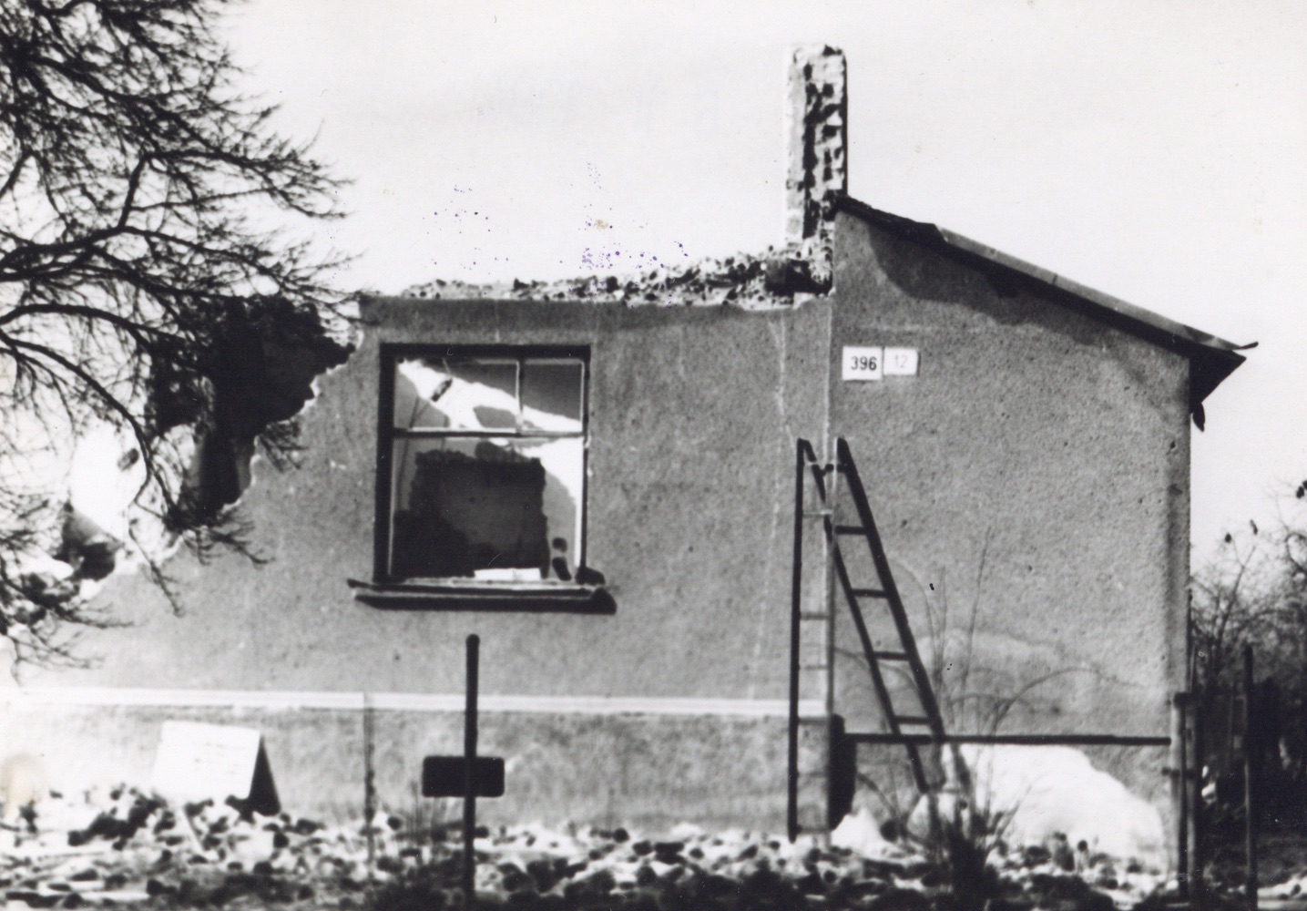 Dům čp. 396 při demolici na snímku z 6.2.1994 (Sbírka Józefa Chmiela)