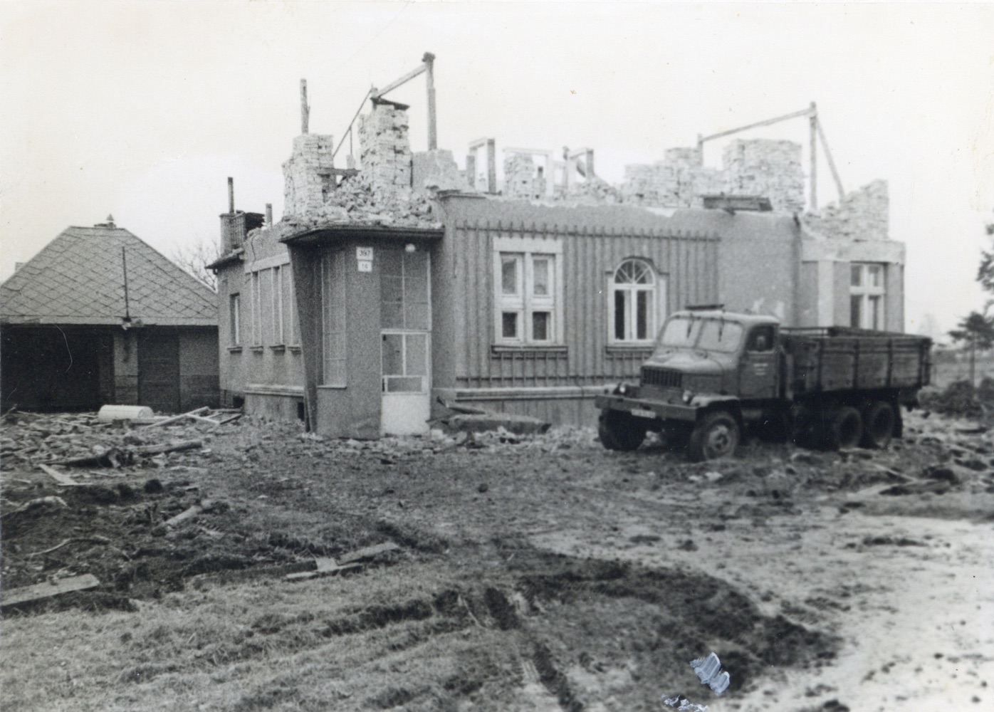 Pozůstatky domu čp. 397 na snímku z 19.2.1989 (Sbírka Józefa Chmiela)