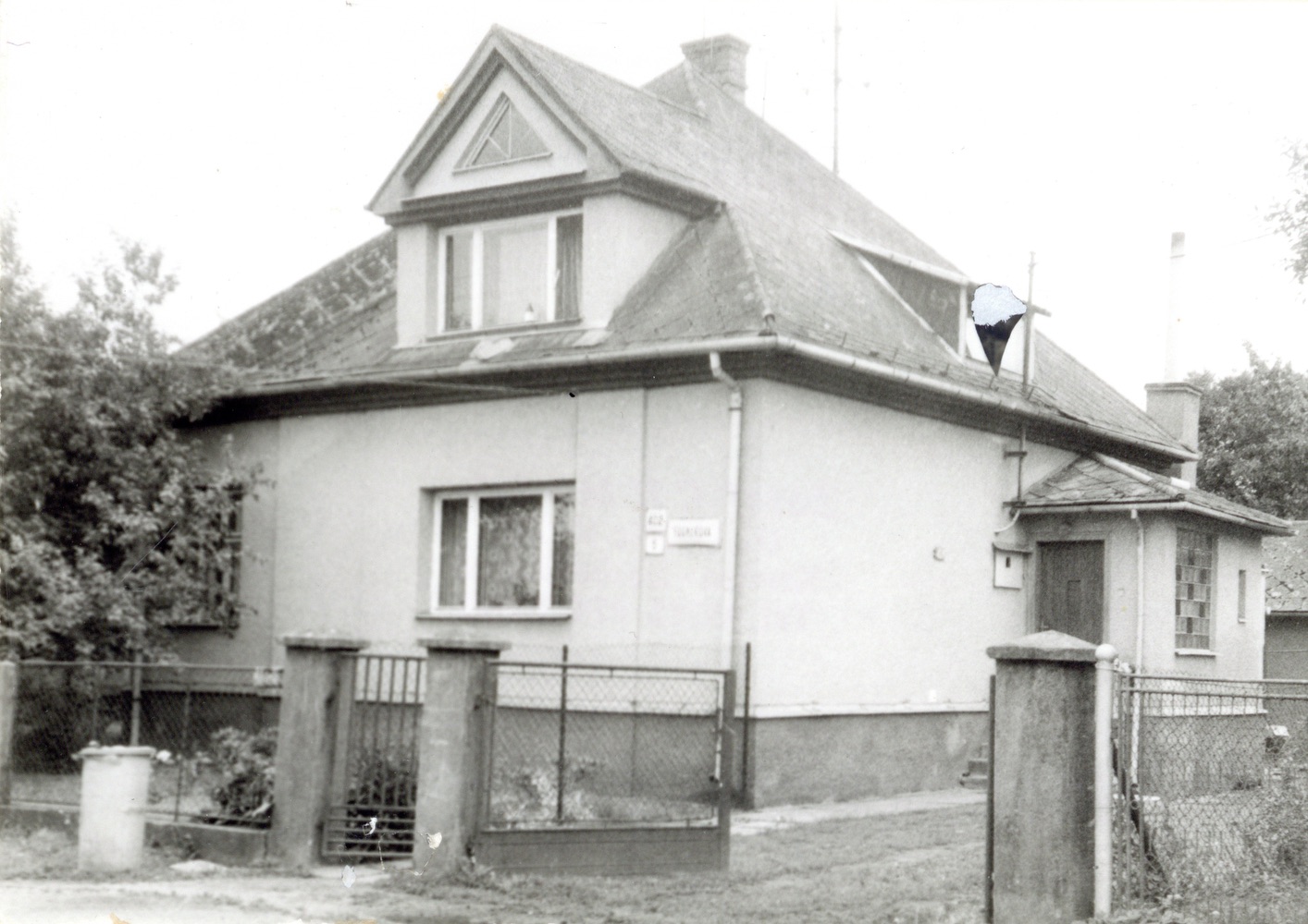 Dům čp. 402 na snímku z 25.6.1990 (Sbírka Józefa Chmiela)