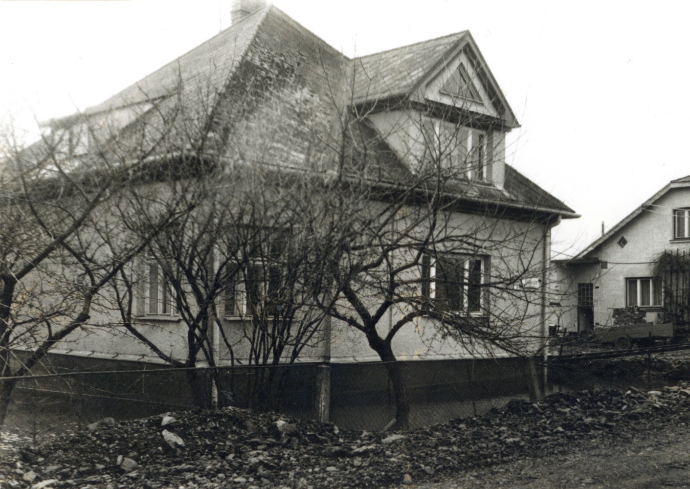 Dům čp. 402 před demolicí na snímku z 8.4.1993 (Sbírka Józefa Chmiela)