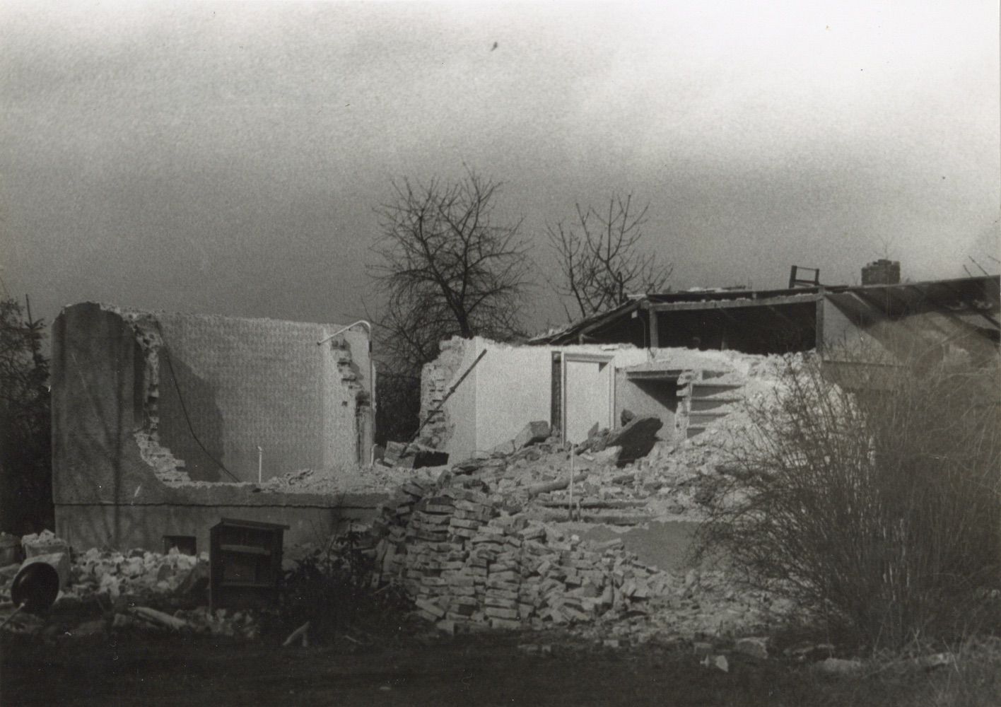 Pozůstatky domu čp. 403 na snímku z 15.11.1992 (Sbírka Józefa Chmiela)