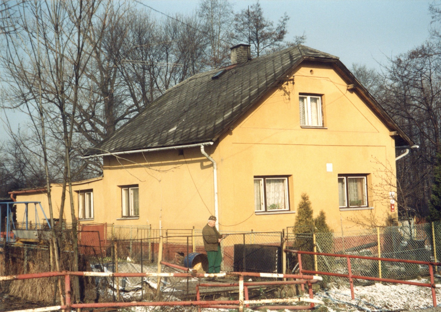 Dům čp. 404 na snímku z 11.8.1998 (Sbírka Józefa Chmiela)
