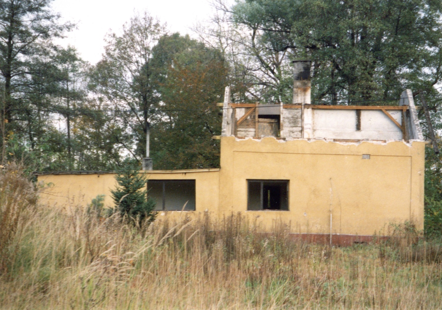Pozůstatky domu čp. 404 na snímku z 24.10.1998 (Sbírka Józefa Chmiela)