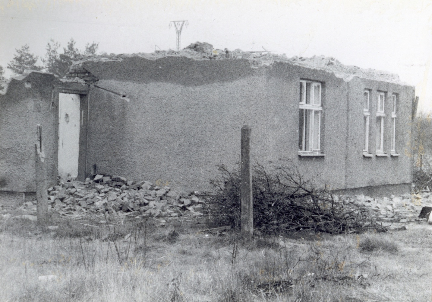Pozůstatky domu čp. 409 v Lipinách na snímku z 17.4.1994 (Sbírka Józefa Chmiela)