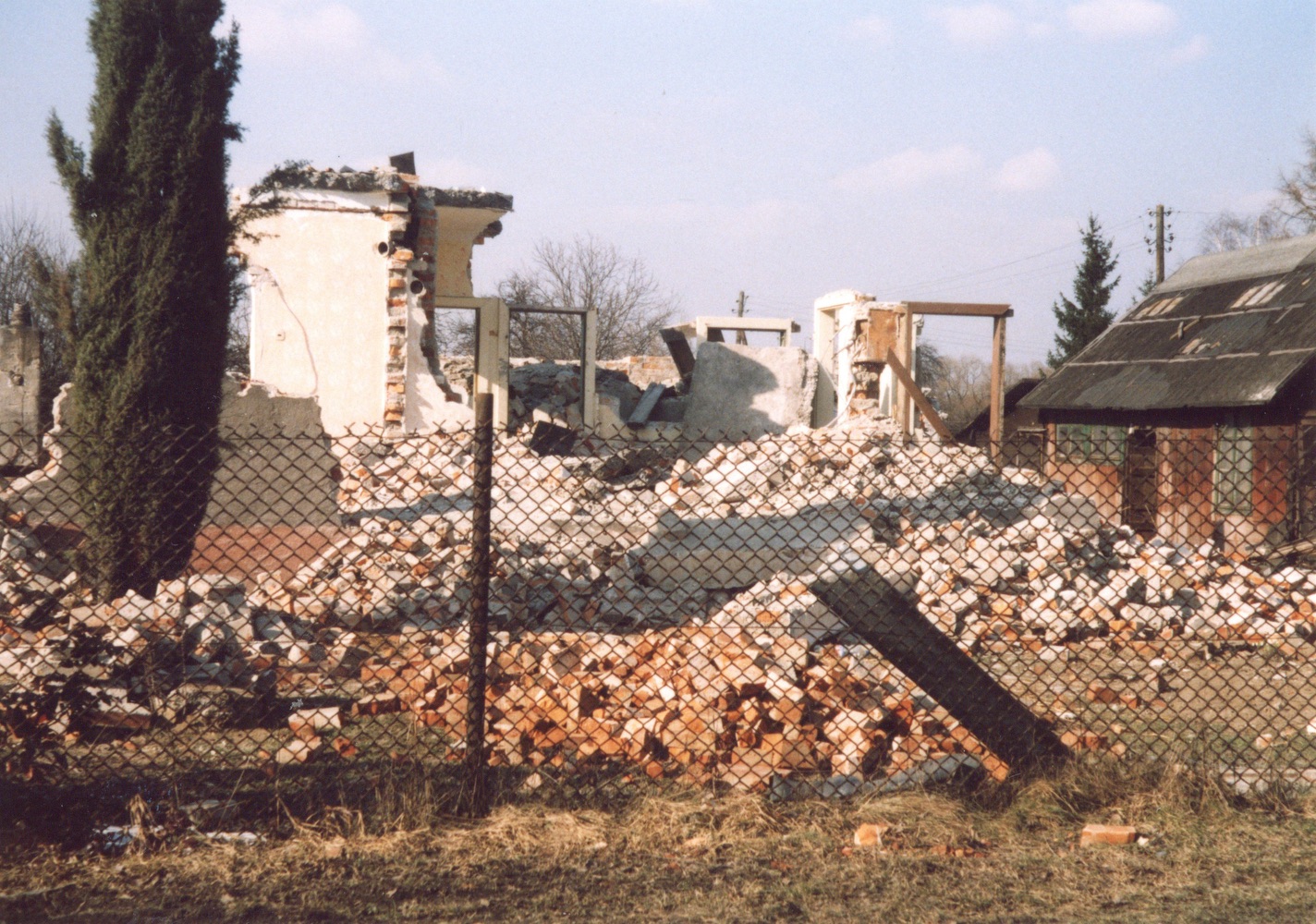 Pozůstatky domu čp. 410 na snímku z 20.3.2005 (Sbírka Józefa Chmiela)