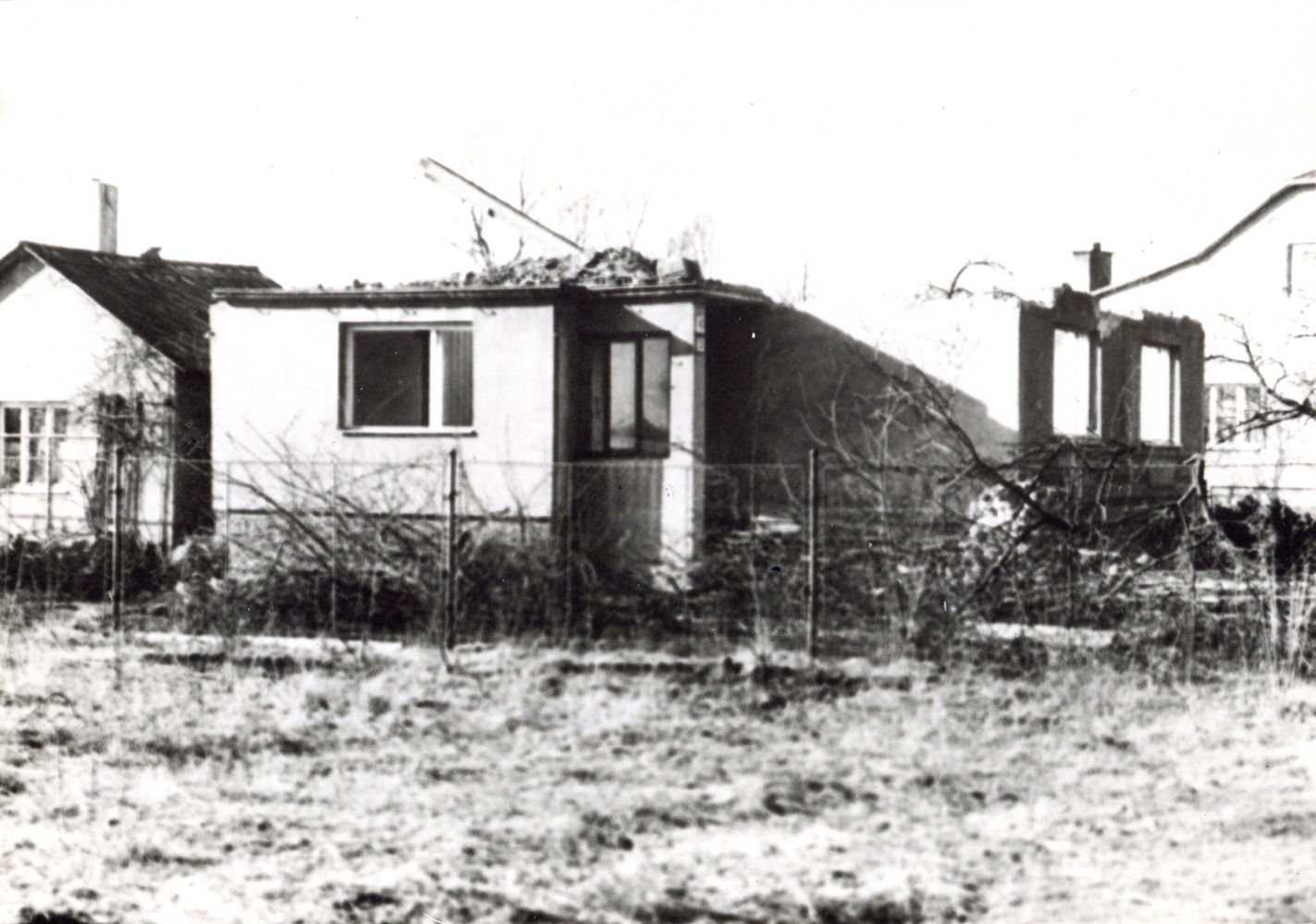 Dům čp. 412 při demolici na snímku z 6.2.1994 (Sbírka Józefa Chmiela)