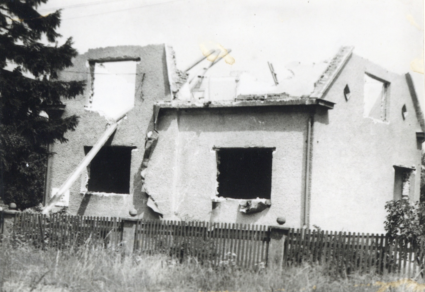 Trosky domu čp. 415 na snímku z 25.6.1992 (Sbírka Józefa Chmiela)