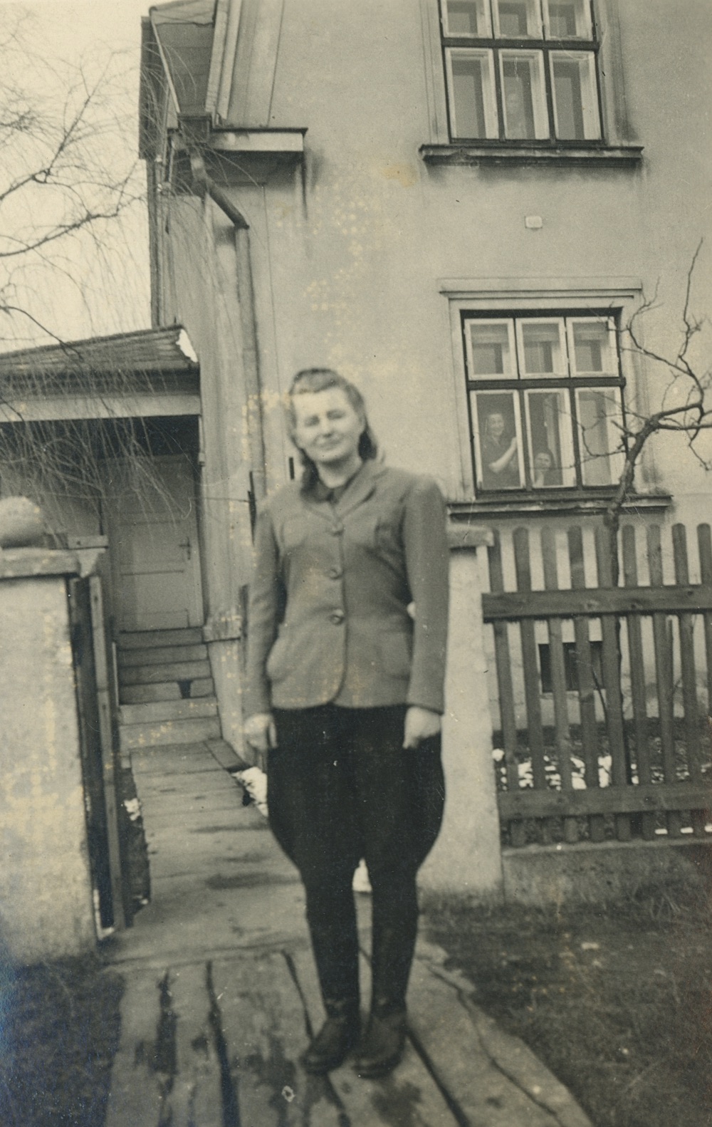 Momentka ze života... Před domem čp. 415. (S laskavým svolením p. M. Dworokové, ze soukromé sbírky)