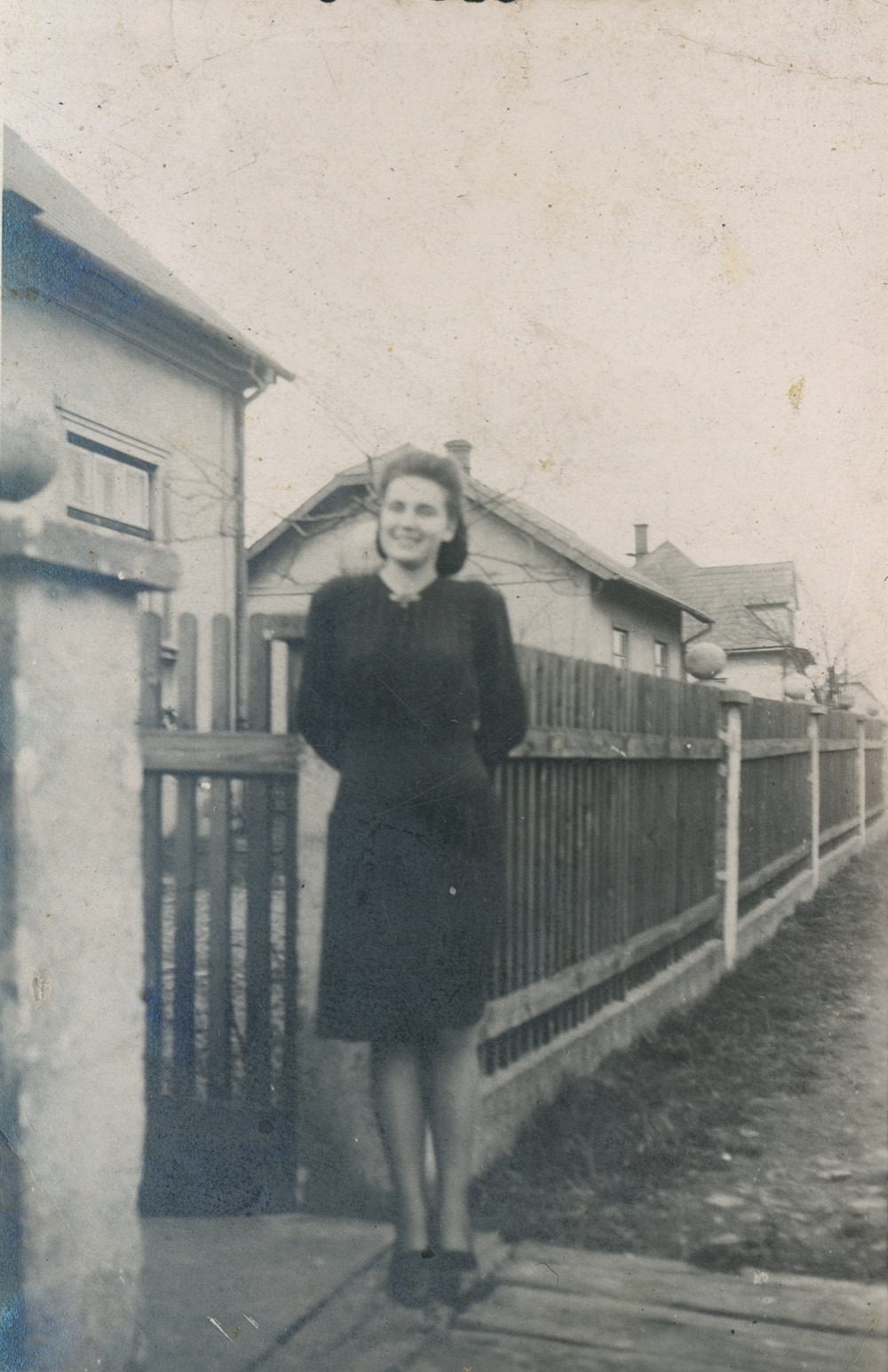 Momentka ze života... Před domem čp. 415. (S laskavým svolením p. M. Dworokové, ze soukromé sbírky)