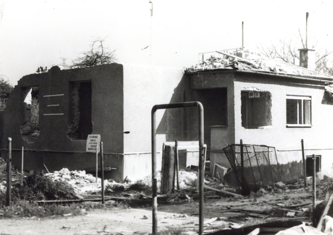 Pozůstatky domu čp. 416 po demolici na snímku z 27.3.1992 (Sbírka Józefa Chmiela)