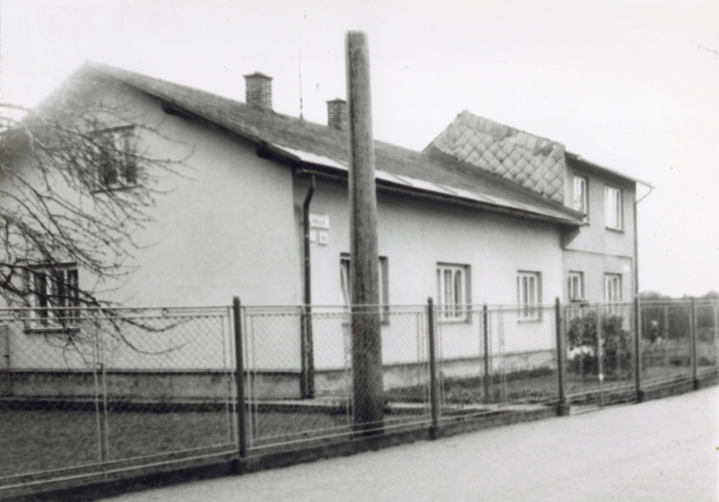 Dům čp. 418 a za ním dům čp. 176 na snímku z 28.1.1990 (Sbírka Józefa Chmiela)