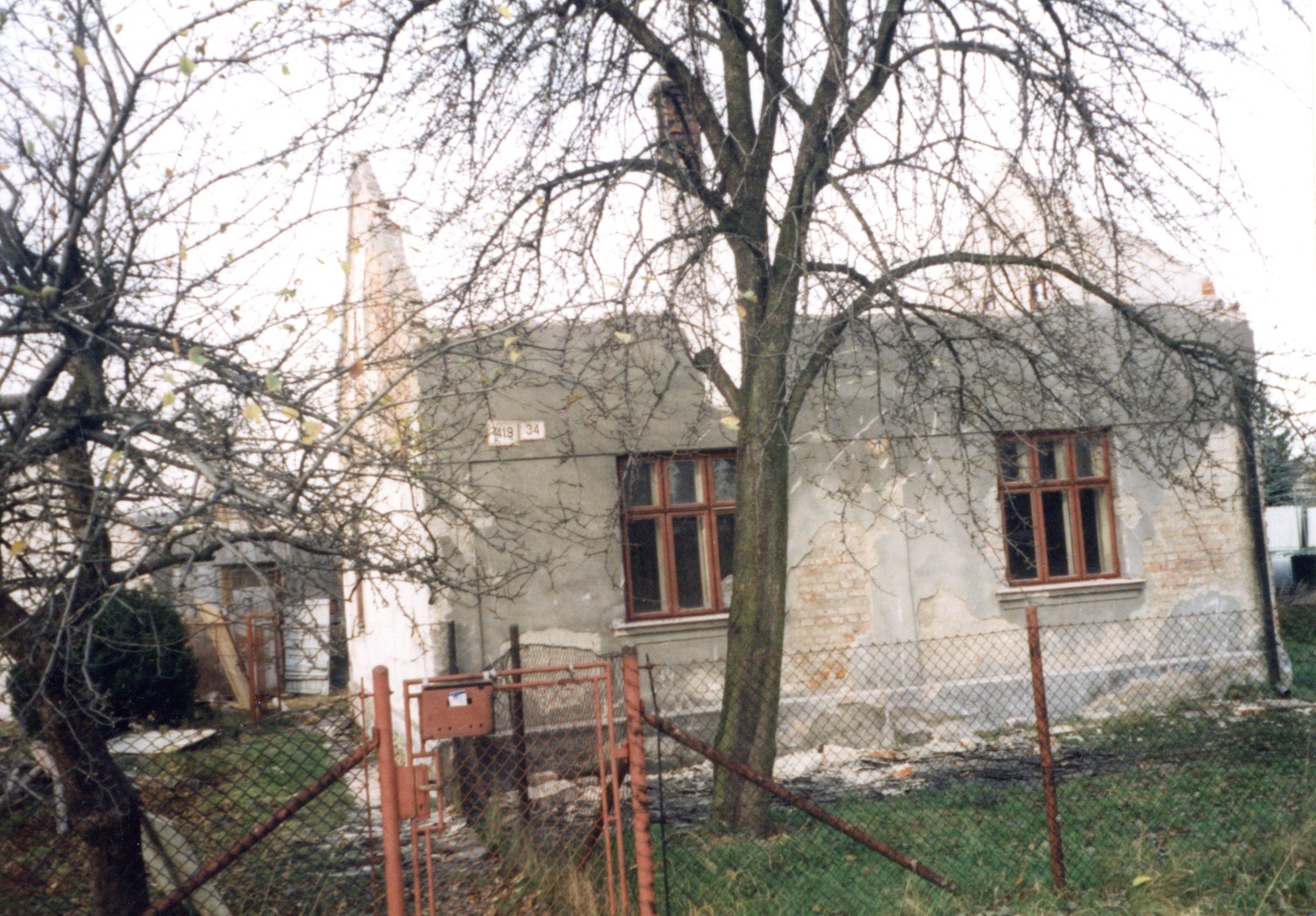 Pozůstatky domu čp. 419 na snímku z 14.11.2000 (Sbírka Józefa Chmiela)
