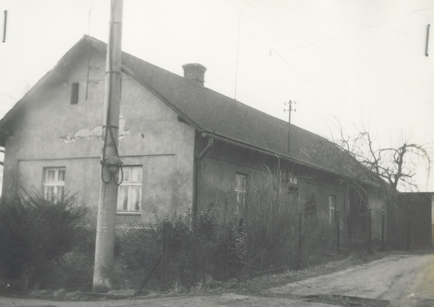 Dům čp. 42 na snímku před závěrečnou demolicí v roce 1989 (posl. obyvatelé: Emilie Gajdová)