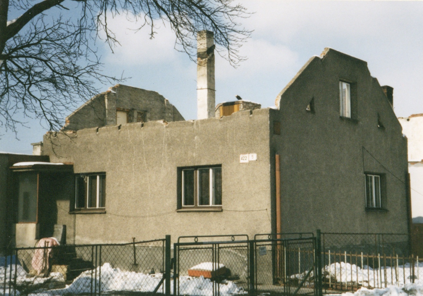 Pozůstatky domu čp. 422 na snímku z 27.2.2001 (Sbírka Józefa Chmiela)