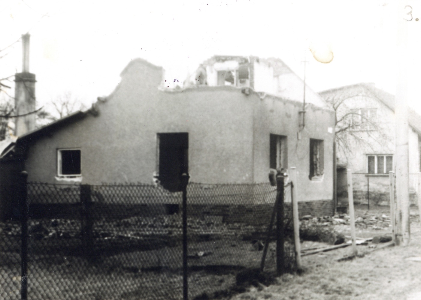 Dům čp. 429 při demolici na snímku z 22.3.1992. Za ním dům čp. 450 (Sbírka Józefa Chmiela)