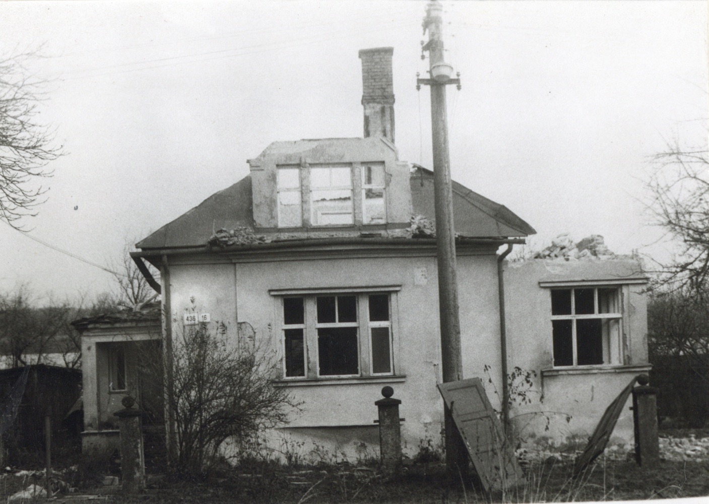 Pozůstatky domu čp. 436 na snímku z 20.10.1994 (Sbírka Józefa Chmiela)