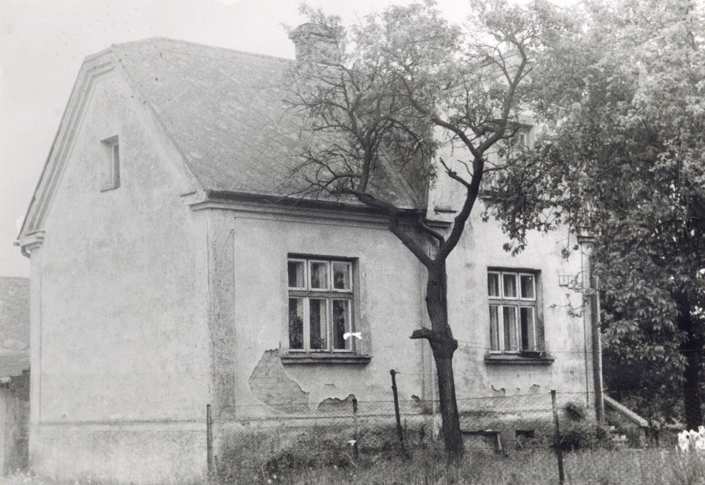 Dům čp. 438 v Lipinách na snímku z 17.4.1995 (Sbírka Józefa Chmiela)
