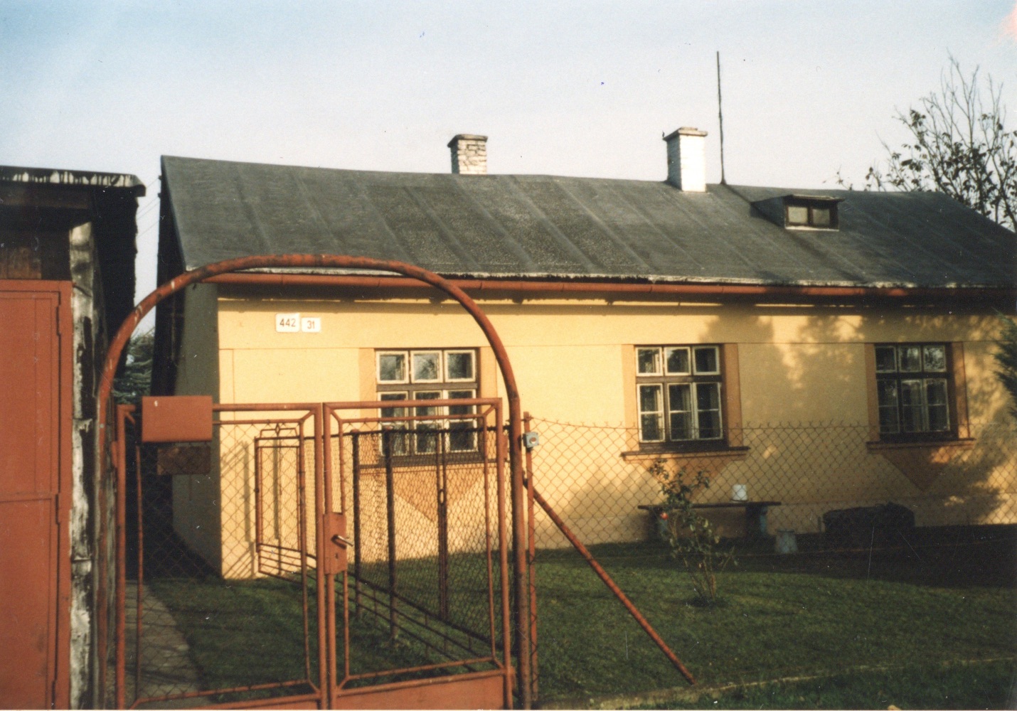 Dům čp. 442 na snímku z 22.10.1999 (Sbírka Józefa Chmiela)
